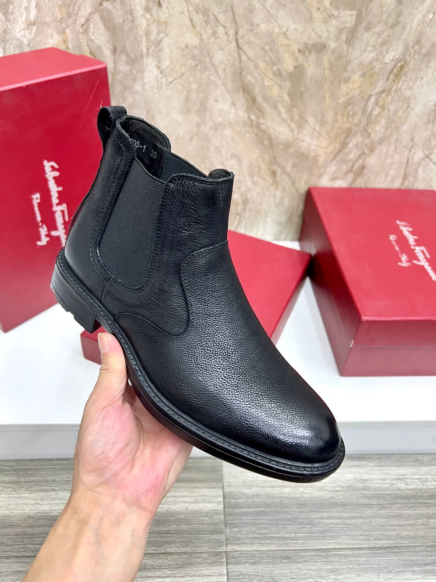 Original order quality: Men's shoes 💰700 Brand: Ferragamo (Ferragamo) One size larger: Men's size 38-44 (45 customized) Grade: Same style as the official website High-end men's shoes Material: Original cowhide, cowhide lining, original outsole Style category: Chelsea men's boots Fashion trend Color: Actual picture